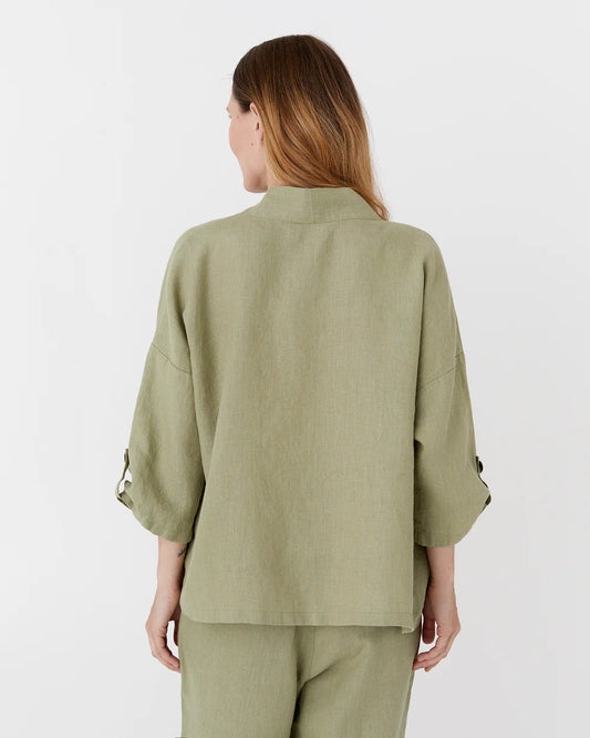 En ljusgrön kort kaftan med trekvarts armar.