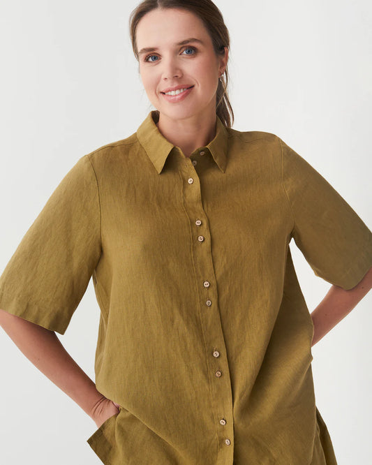 En khaki färgad kortärmad linneblus