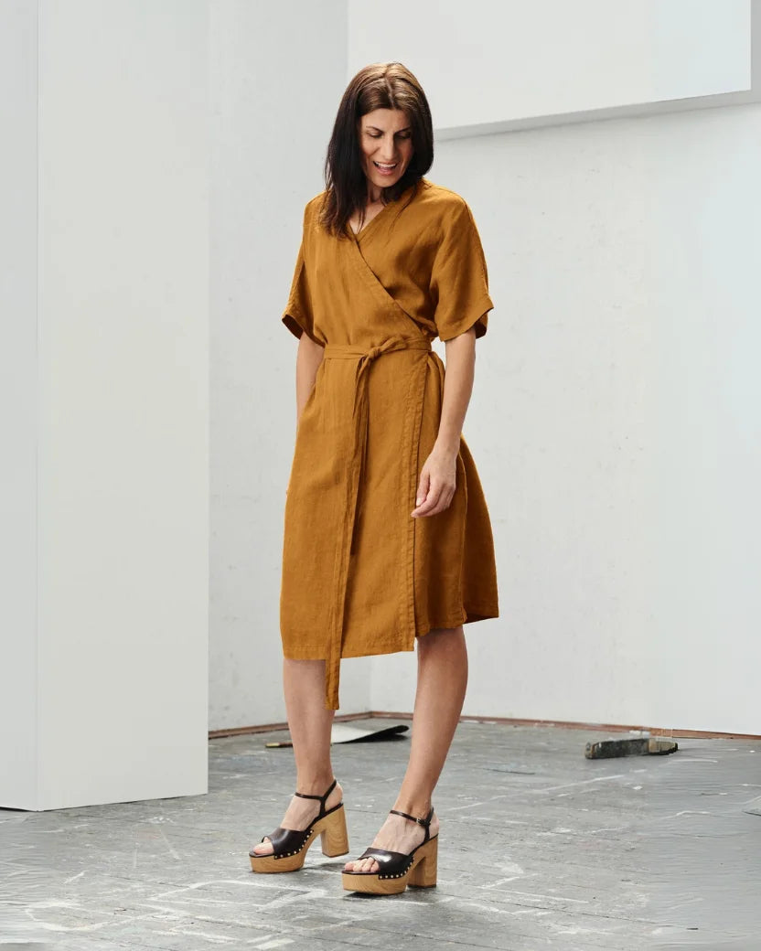 En omlottklänning i bronsfärg med knytband