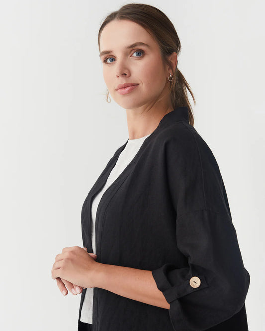 En japansk inspirerad svart kimono