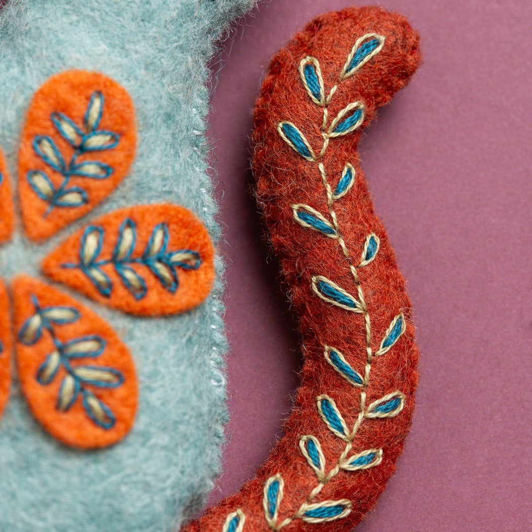 En broderad svans i filttyg 