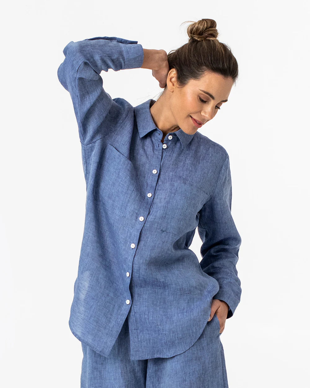 En denimblå linneskjorta 