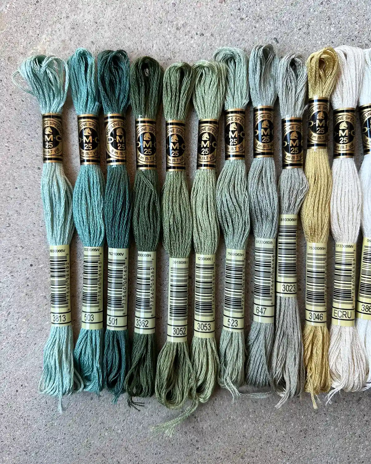 Broderigarn från DMC i olika färger.