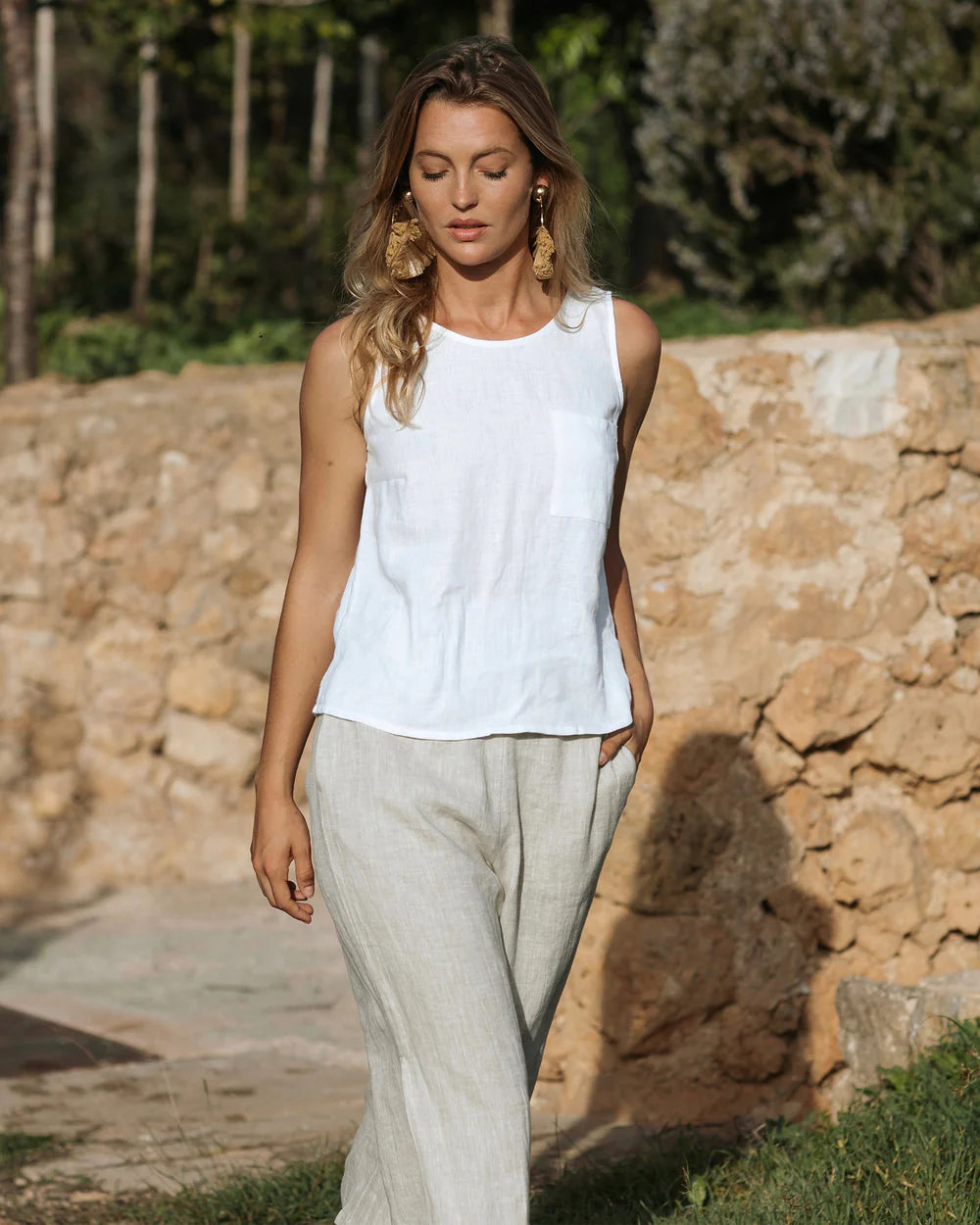 En vit tank top och linnebyxor 
