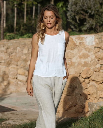 En vit tank top och linnebyxor 