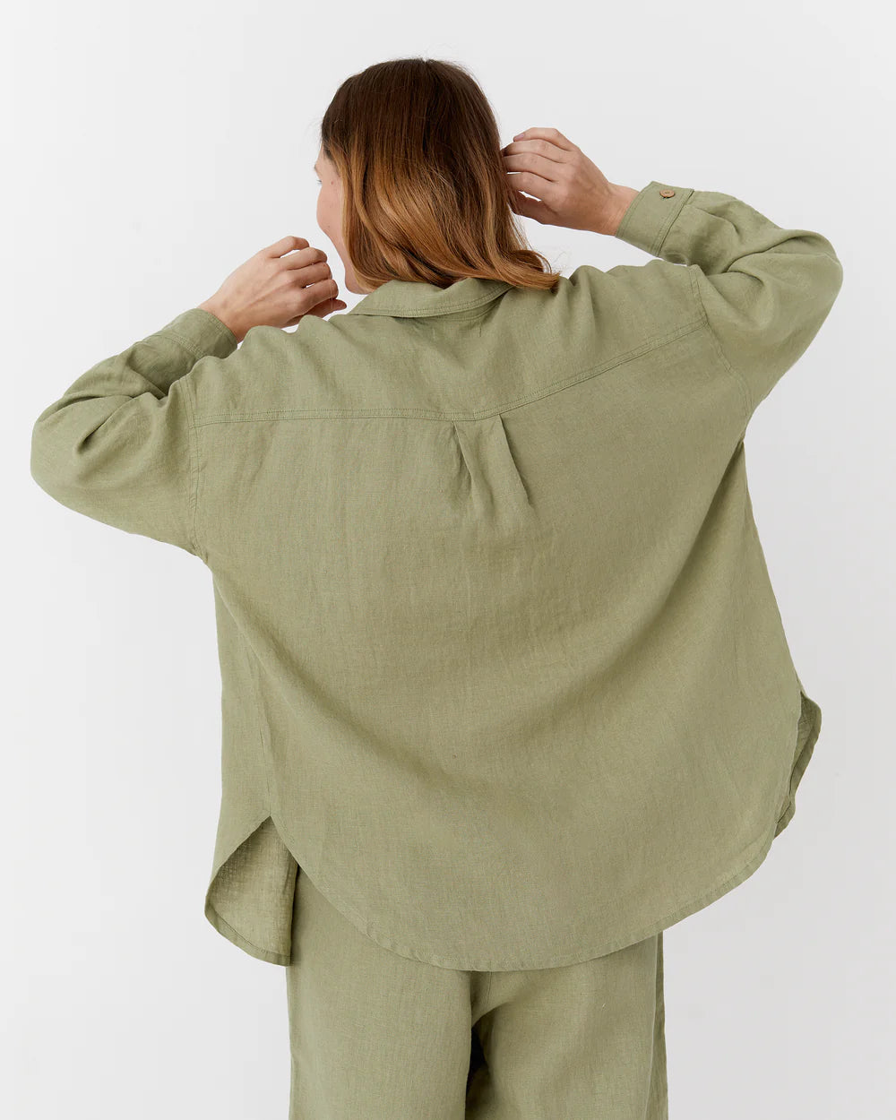En unisex grön skjorta i linne ed fickor på bröstet