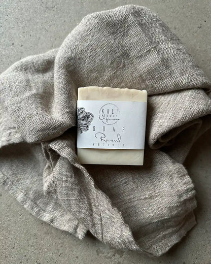 En krämvit vetiver tvål 