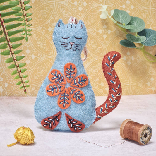 En broderad katt av filttyg