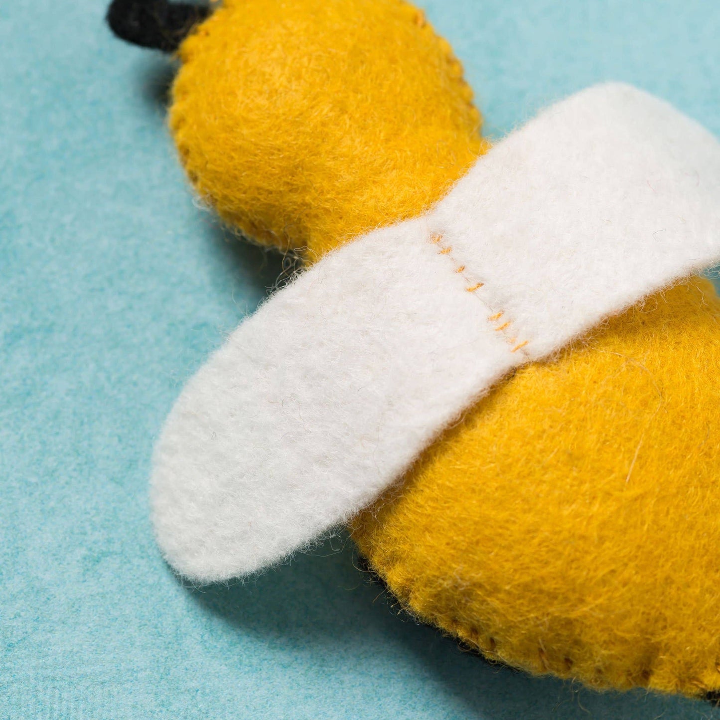 DIY sykit | Bi & blomma i ullfilt