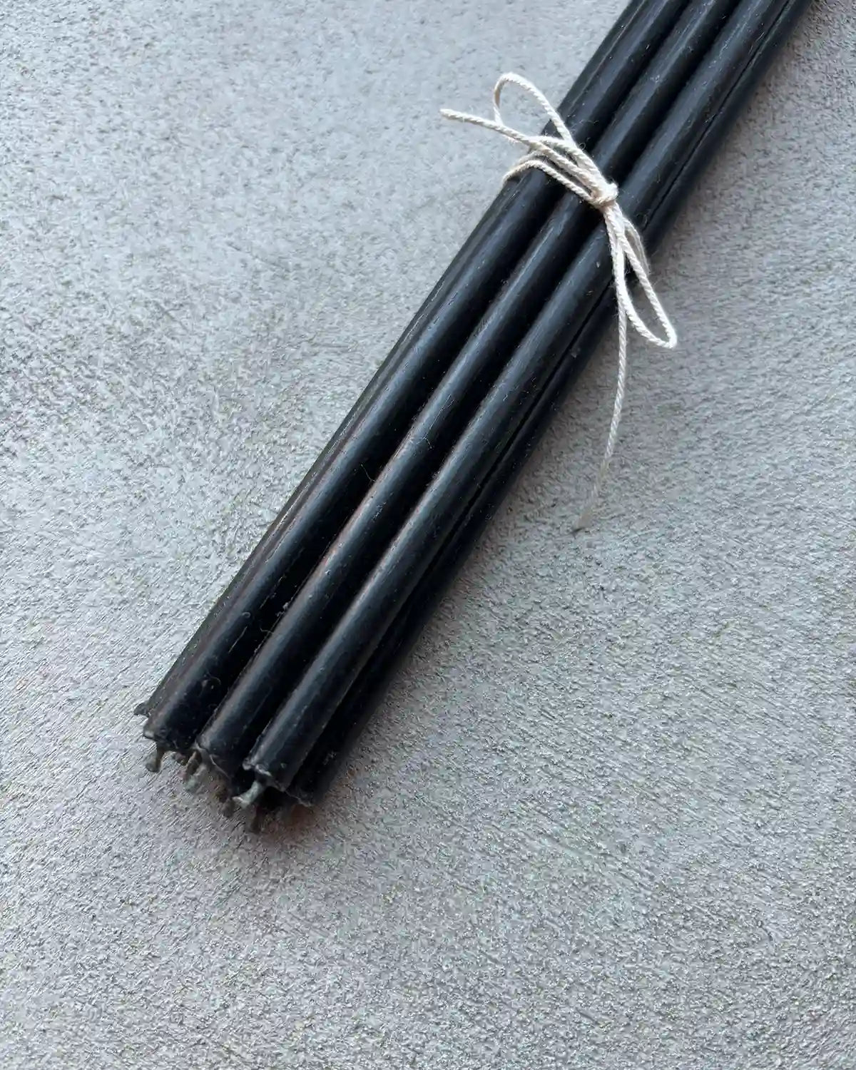 Bivaxljus (Svarta) "Tårtljus", tunna (10-pack)