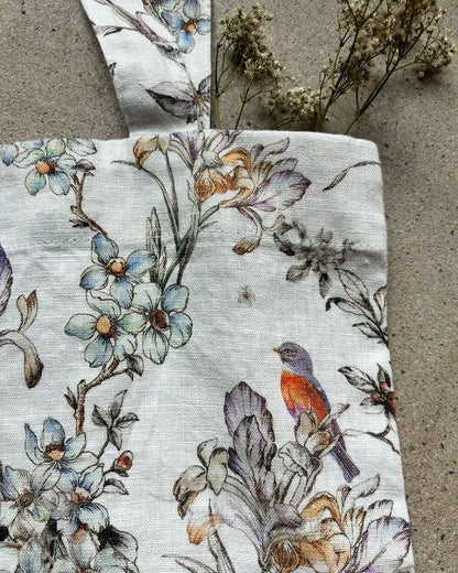 En kasse med blommor och fåglar som mönster. 