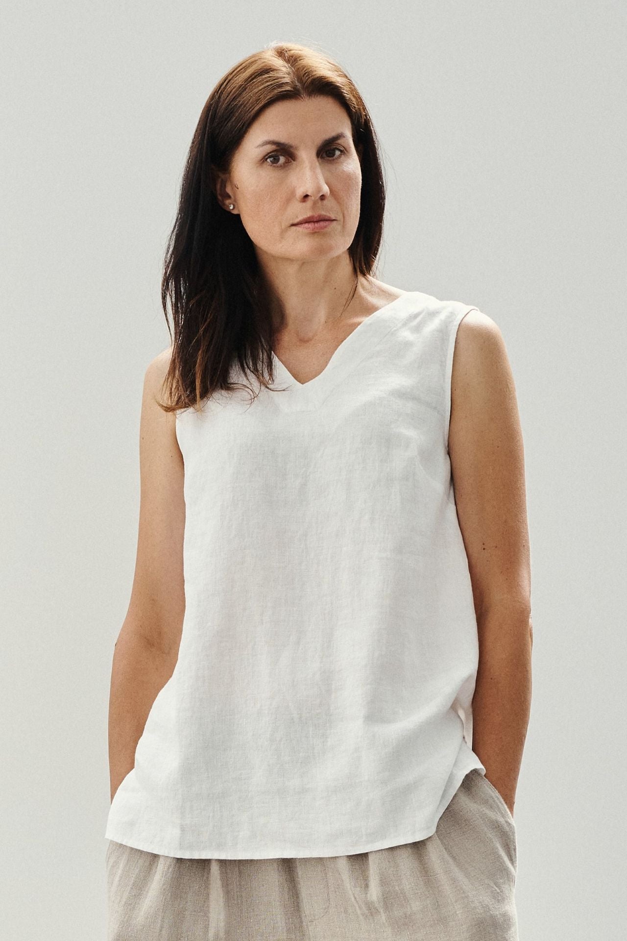 En tank top i vitt linne 