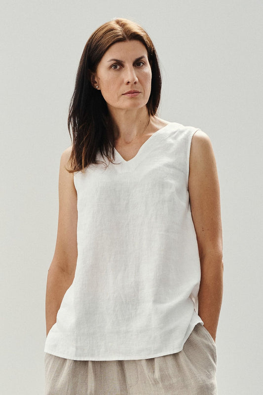 En tank top i vitt linne 
