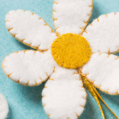 DIY sykit | Bi & blomma i ullfilt