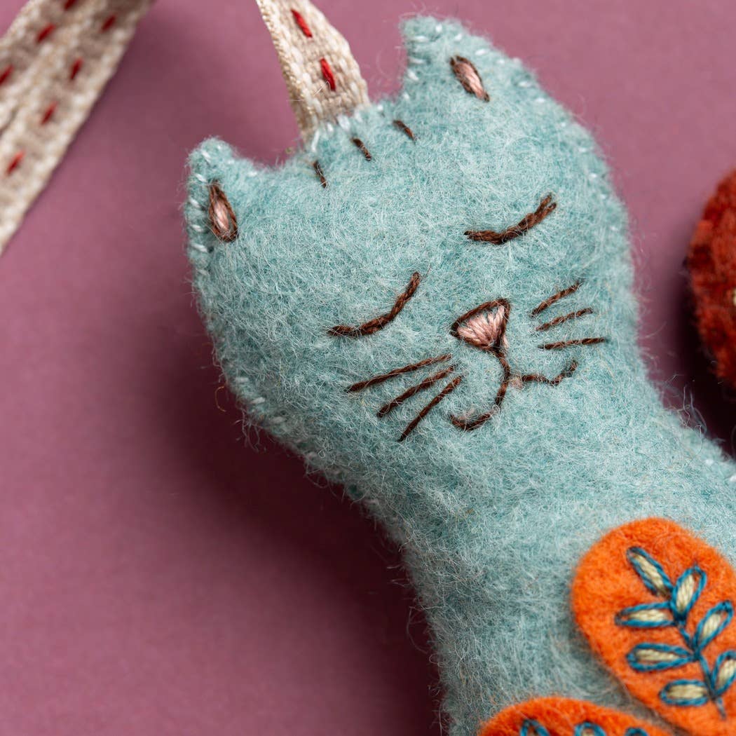 En katt med broderade detaljer 