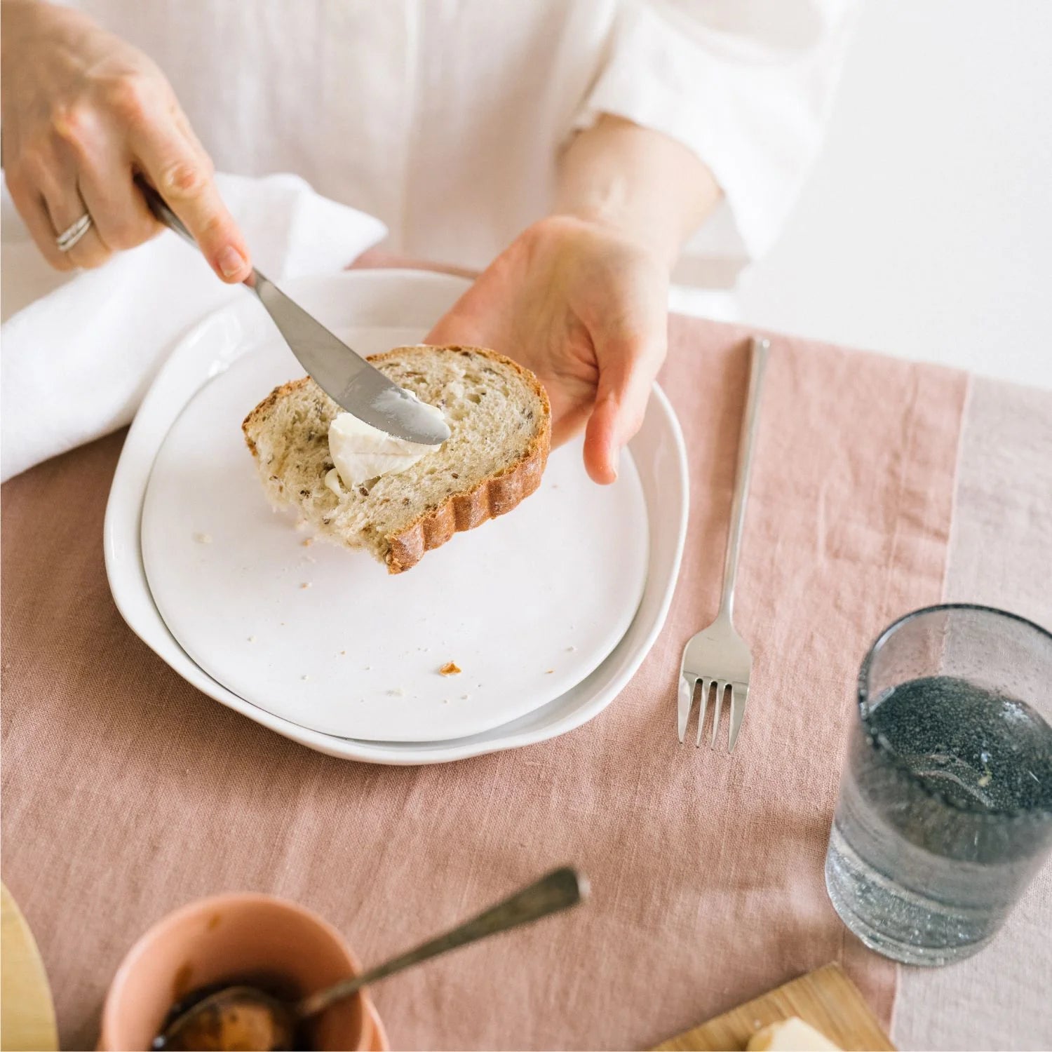 En aprikosfärgad löpare i linne på ett frukostbord