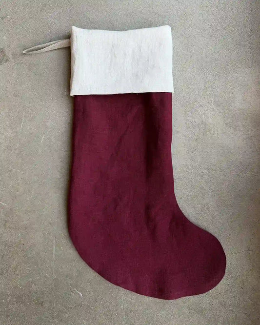 En vinröd julstrumpa med vit kant