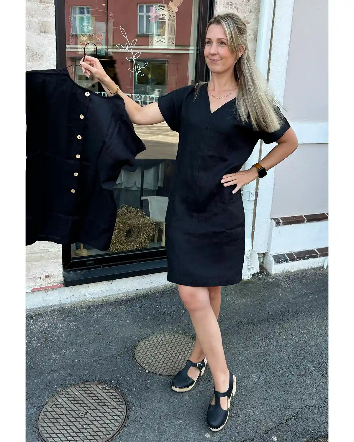 En svar klänning med v ringning och fickor i sidorna. 