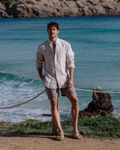 Linneshorts och en vetefärgad linneskjorta till herr