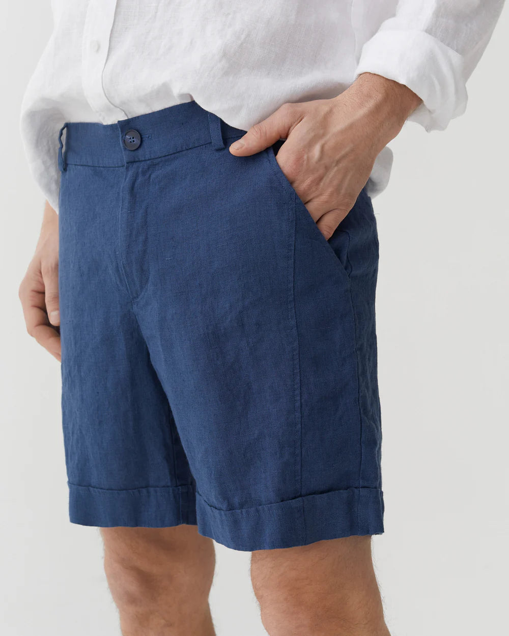 Mörkblåa linneshorts med knapp och gylf