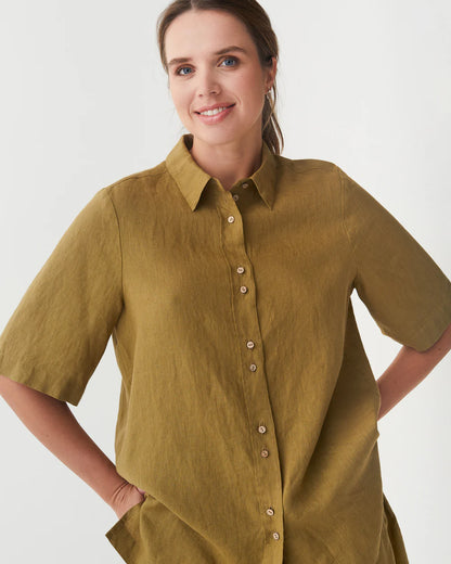 En khaki färgad kortärmad linneblus 