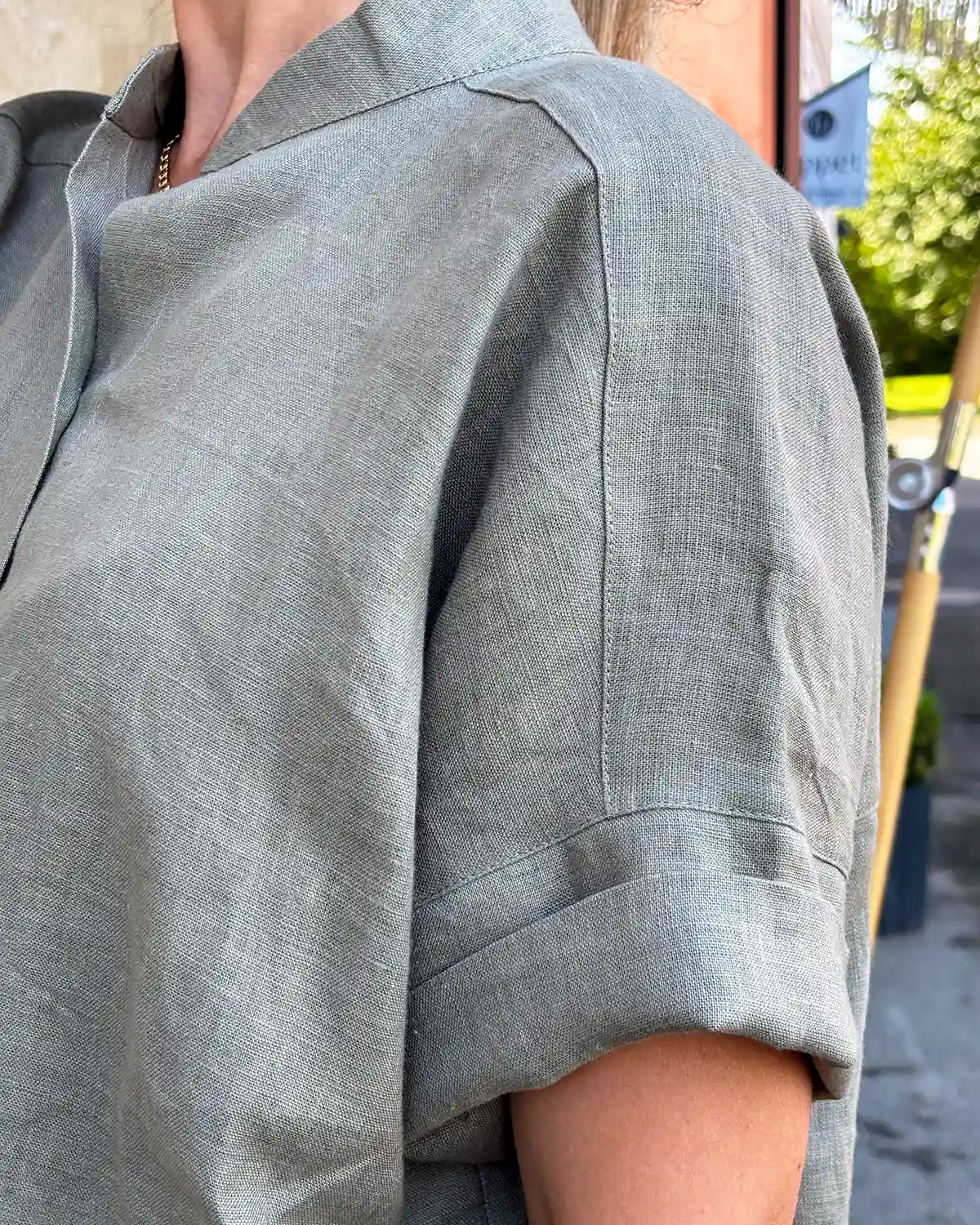 Ljusgrön blus med uppvikt arm 