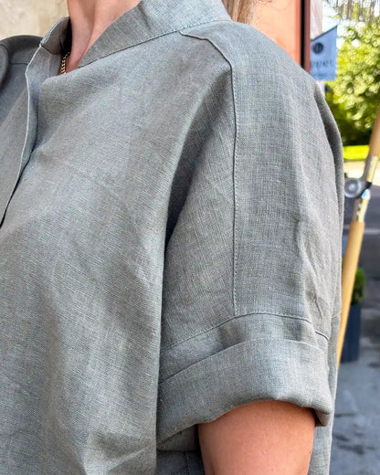 Ljusgrön blus med uppvikt arm 