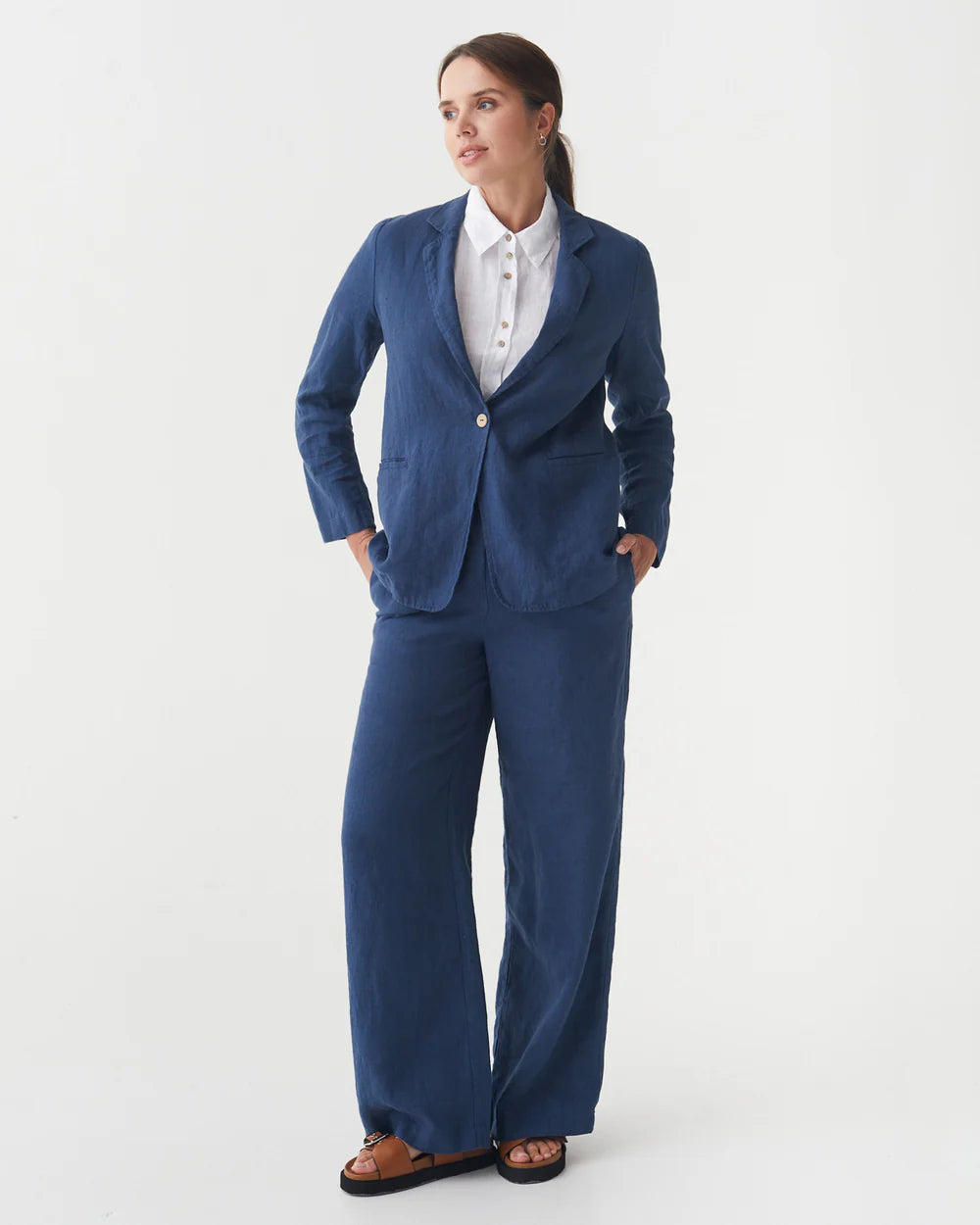 En blå blazer i linne och blå byxor i linne 