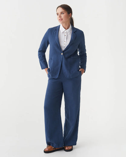 En blå blazer i linne och blå byxor i linne 