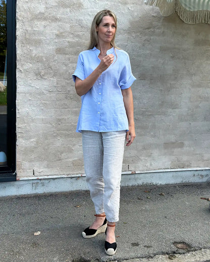 Ljusa linnekläder på dam