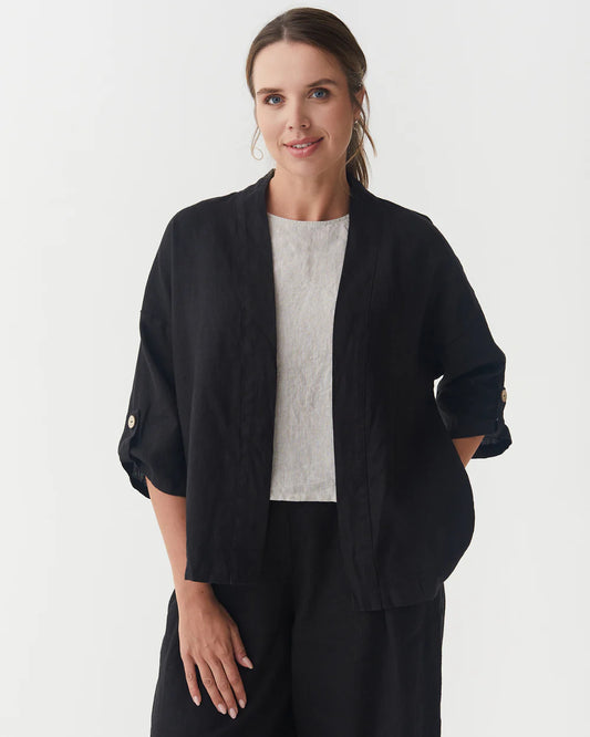En svart kimono med knapp på ärmen