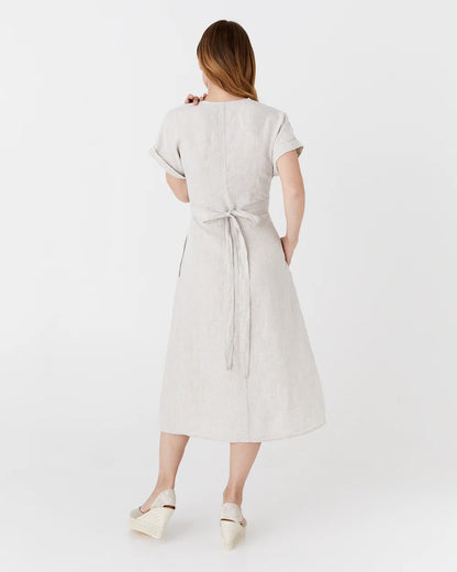 En beige linneklänning 
