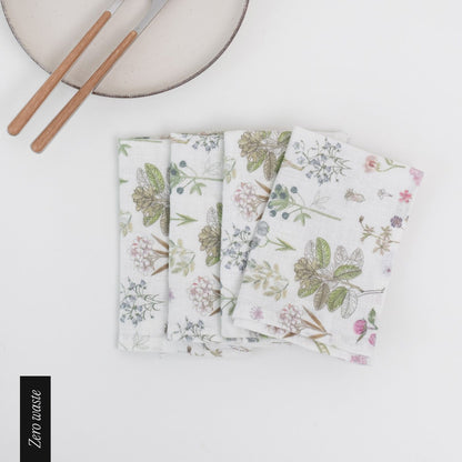 Fyra servetter med blommor och blad motiv 
