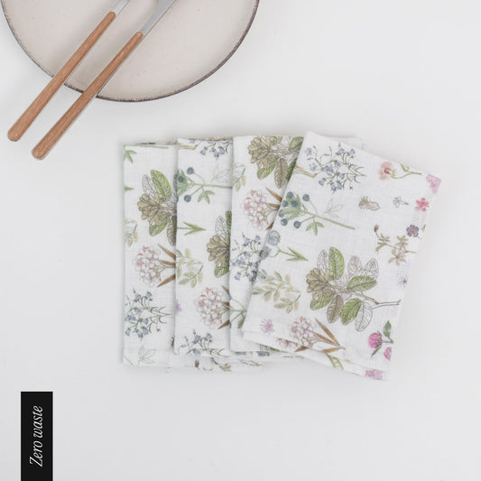 Fyra servetter med blommor och blad motiv 