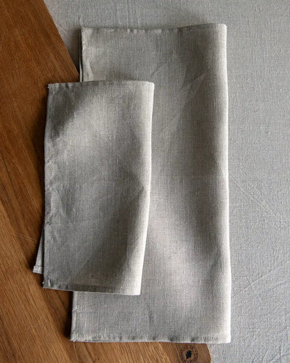 Neutrala linneservetter i olika storlekar. 