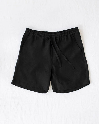 Svarta shorts i linne med resår i midjan och två sidfickor. 