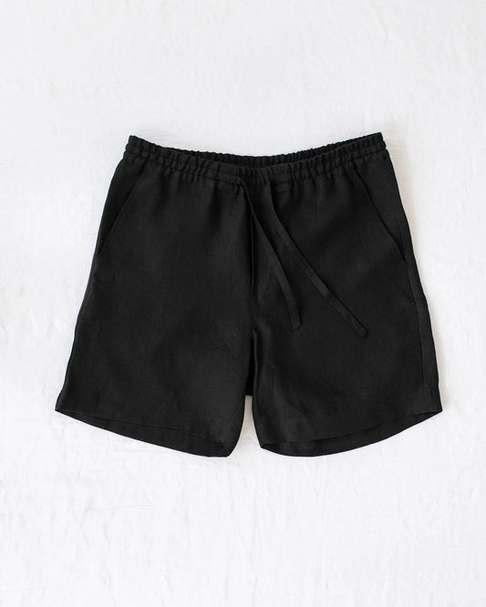Svarta shorts i linne med resår i midjan och två sidfickor. 