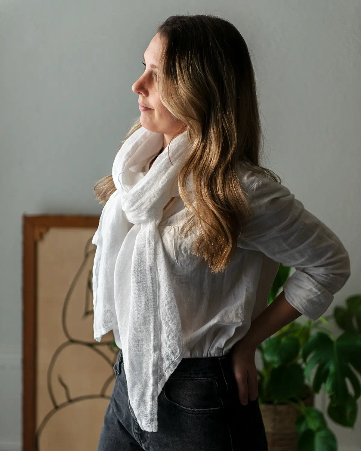 En kritvit linneblus och scarfs 