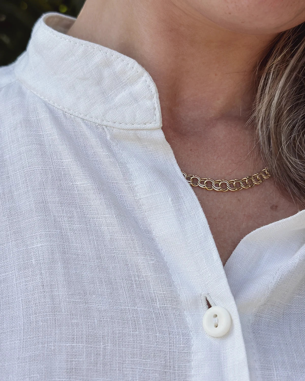 Vit blus med murarkrage. 