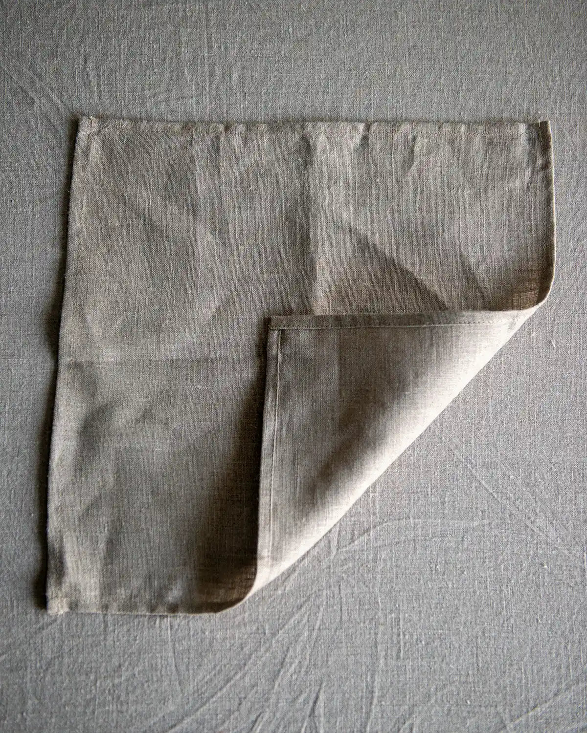 En obehandlad beige linneservett. 