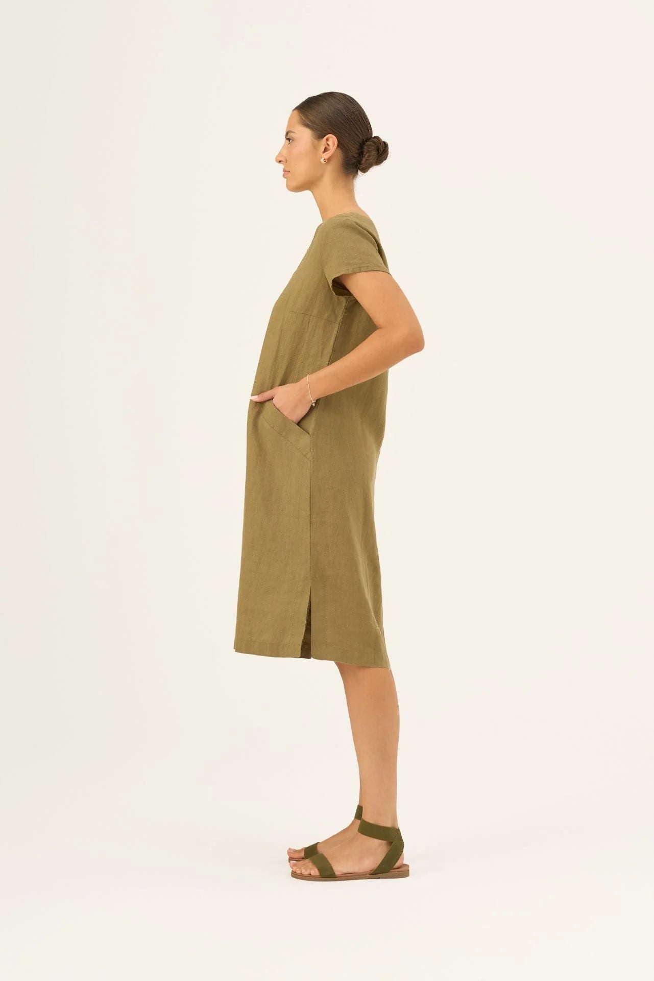 Klänning i linne, kortärmad med fickor (Olive Khaki)