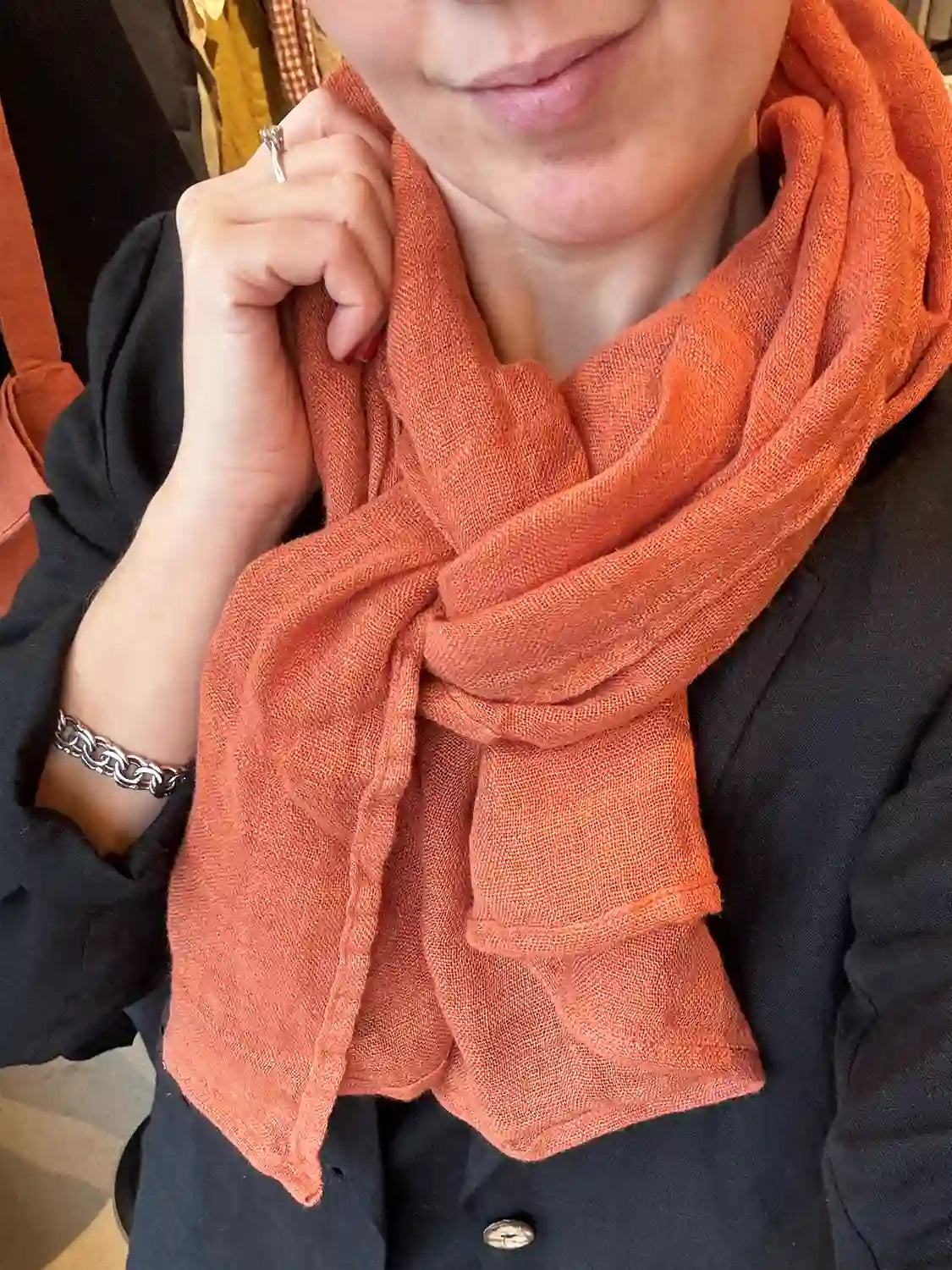 En orange linnesjal