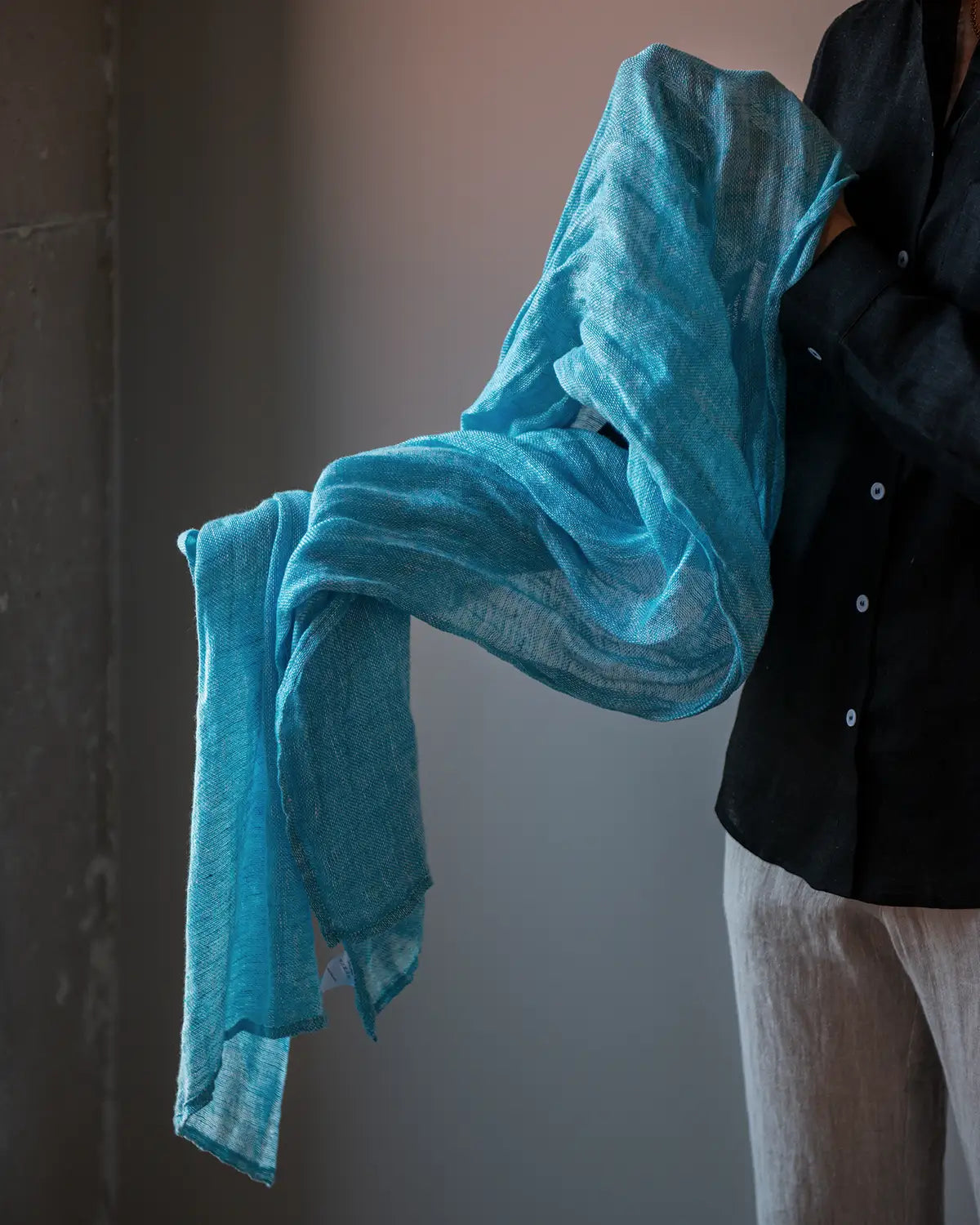 En ljublå linnescarfs 