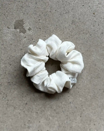 En vit scrunchie