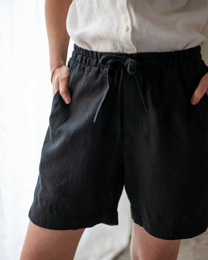 Kolsvarta linneshorts med resår och snöre