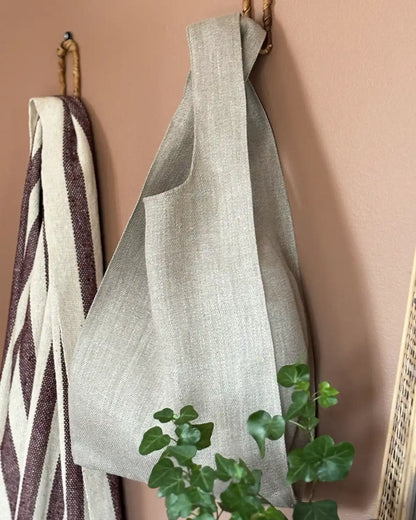 En tygkasse i beige med korta handtag i japansk stil 