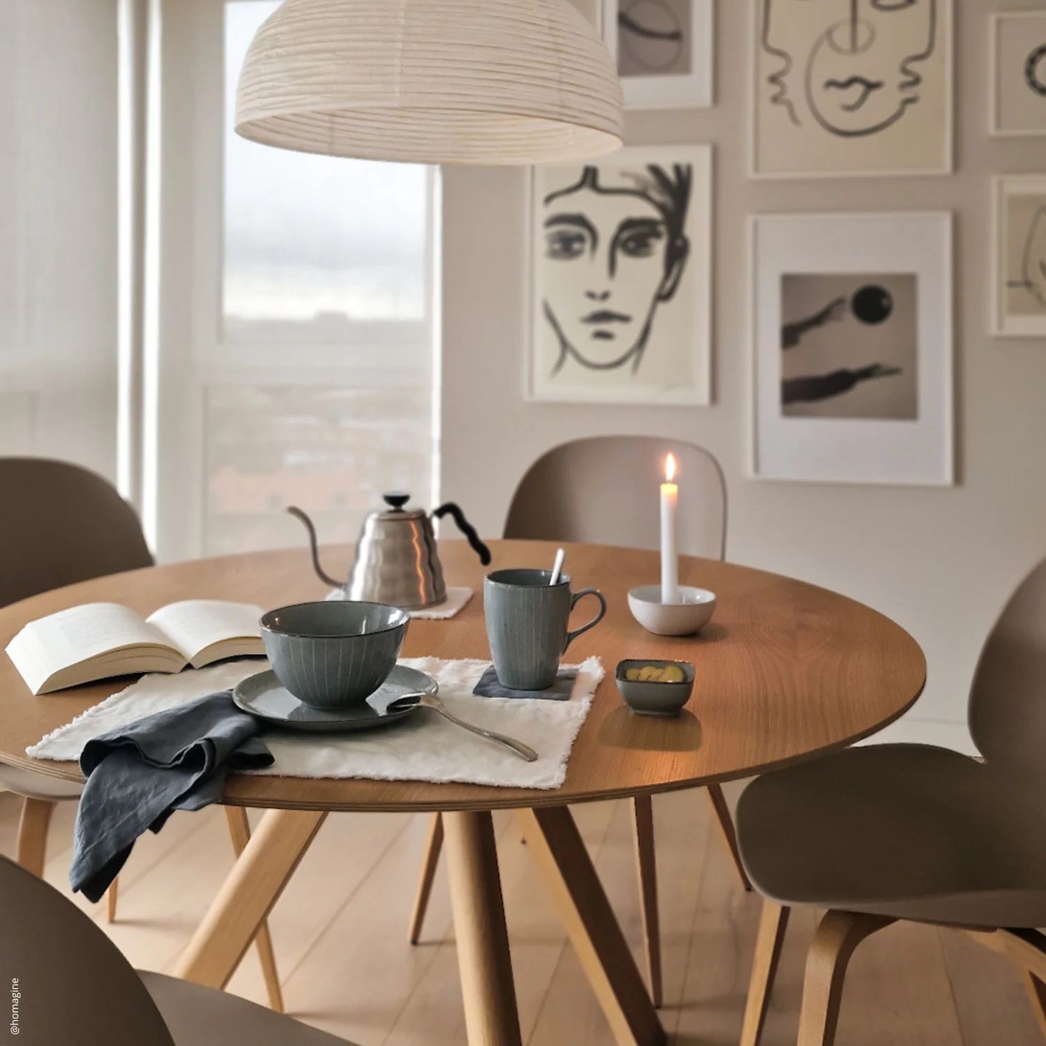 Ett matrum som har ett uppdukat bord med fika. 