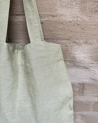 En ljusgrön linneväska. 
