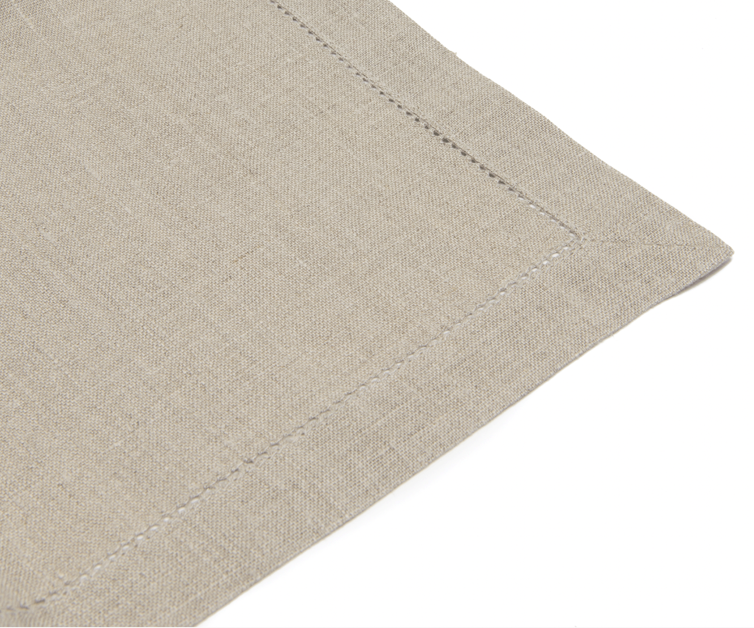 En beige linneservett med hålsöm.