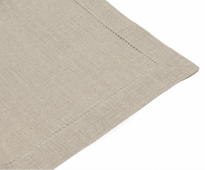 En beige linneservett med hålsöm.